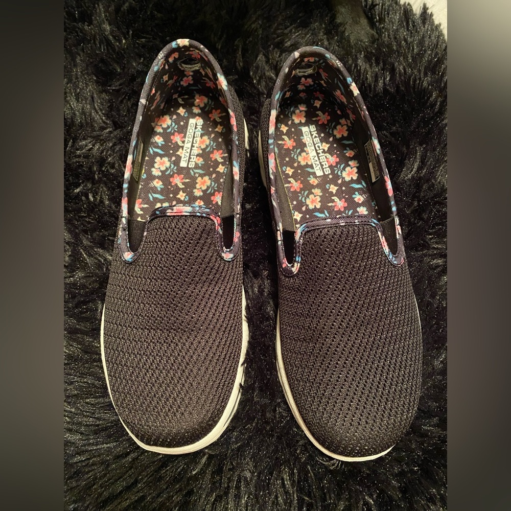 Sketchers GoWalk slip ons size 7.5